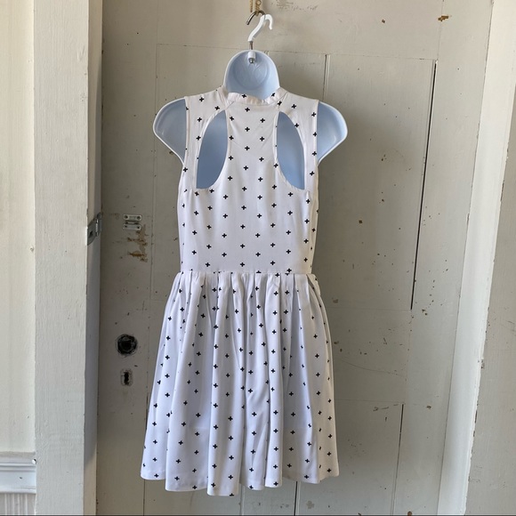 BB Dakota Crosses Print Fit & Flair Sleeveless Dress Openwork - Picture 2 of 15